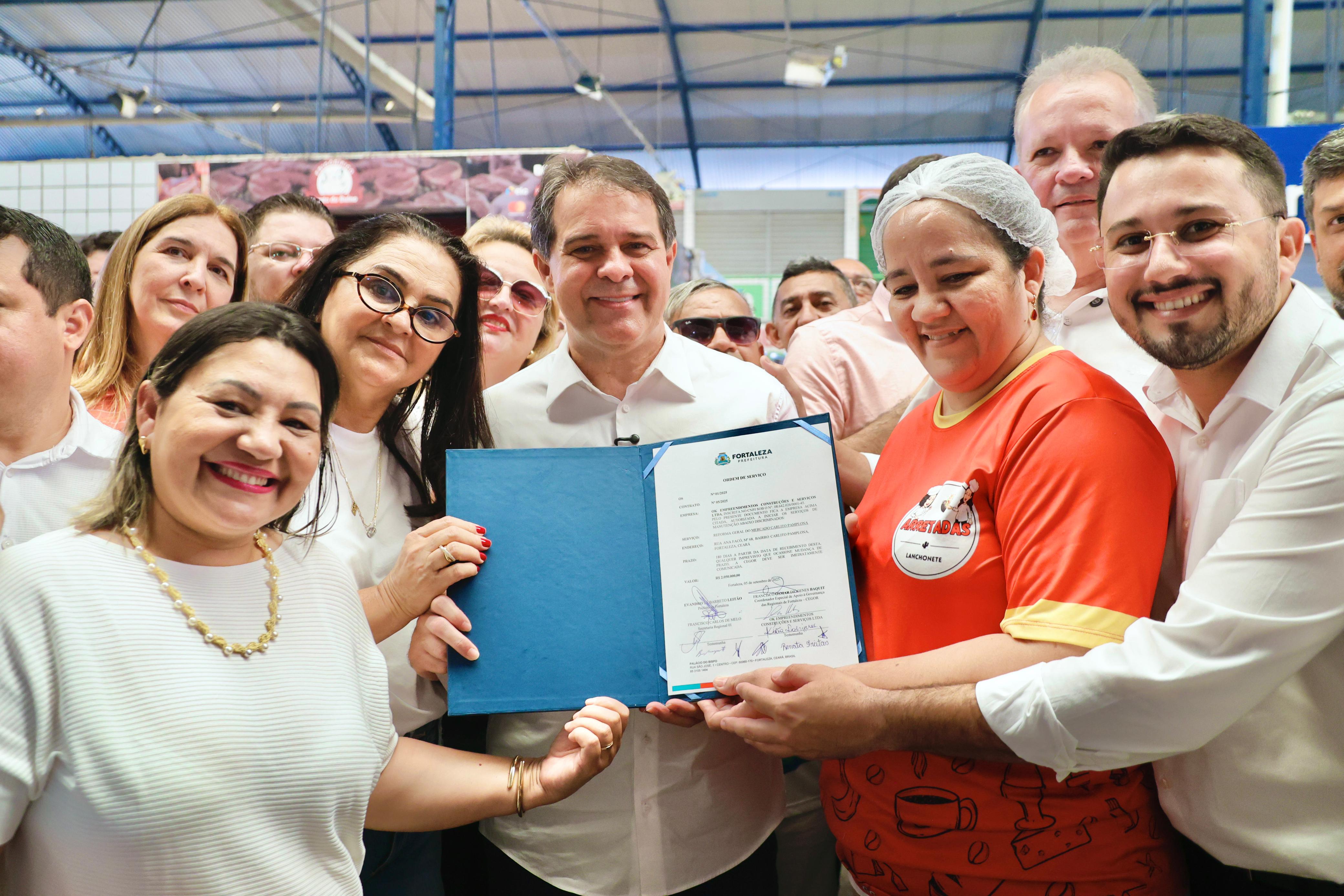 prefeito exibe documento da ordem de serviço